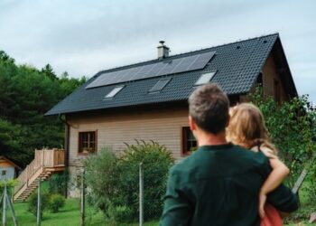 Making the Switch: Transitioning to Renewable Energy Sources at Home